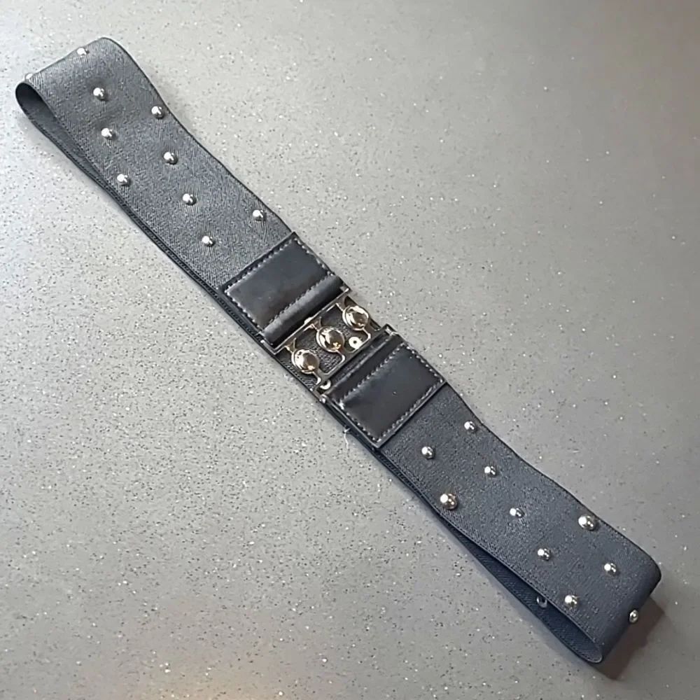 M/L Streatch belt with silver studs and clasp closure